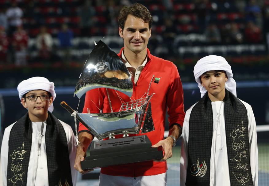 Federer in posa con due bambini. Reuters